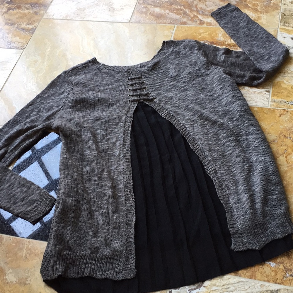 Fab’rik olive green sweater/wrinkleresistant pleat